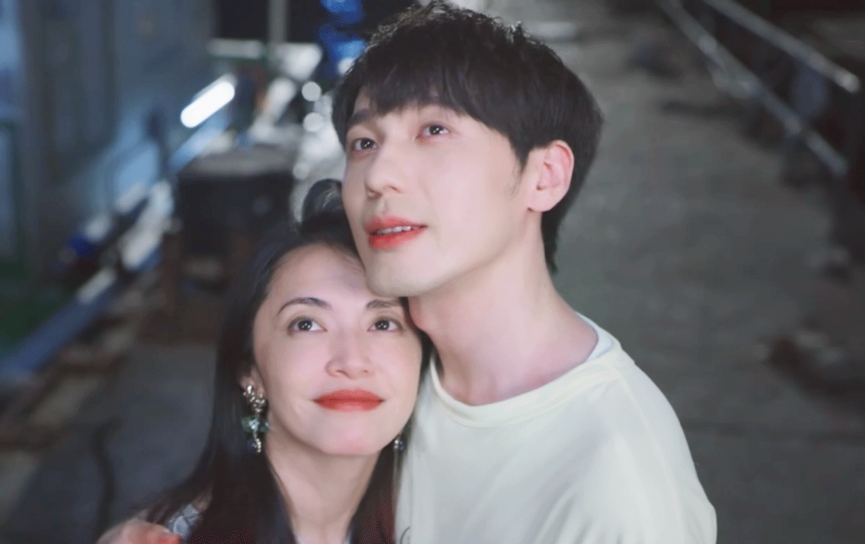 姚晨在三亚海边艳遇小奶狗,体验萧亚轩的快乐!