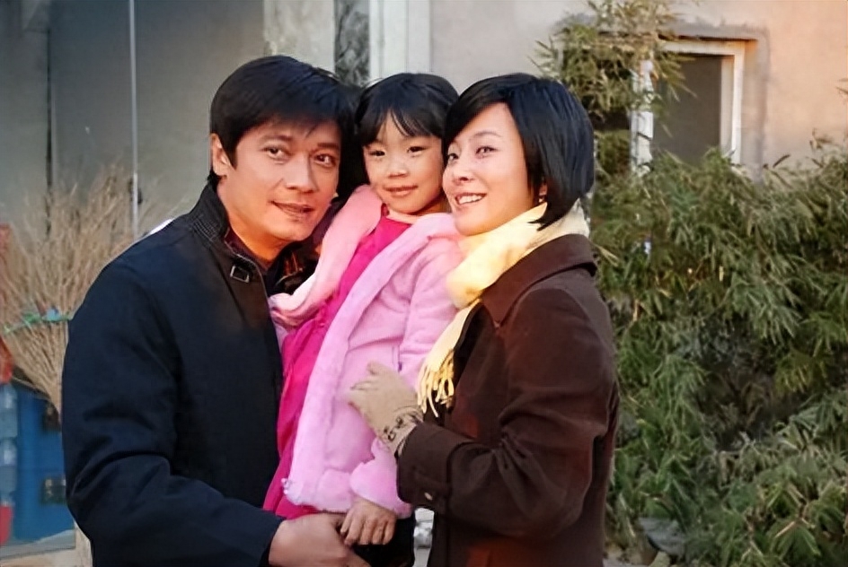 回顾罗嘉良抛弃相爱28年的发妻转身投入苏岩怀抱如今他幸福吗