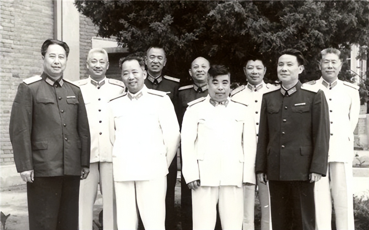 四野头号虎将刘震,40岁授开国上将,两个儿子皆是将军