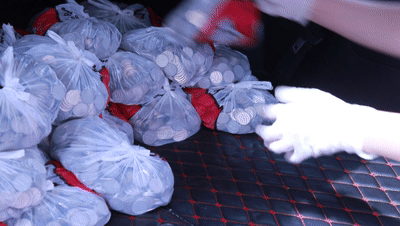 热点|真数钱数到手抽筋！女子竟拉4吨硬币去银行，总额约70万元