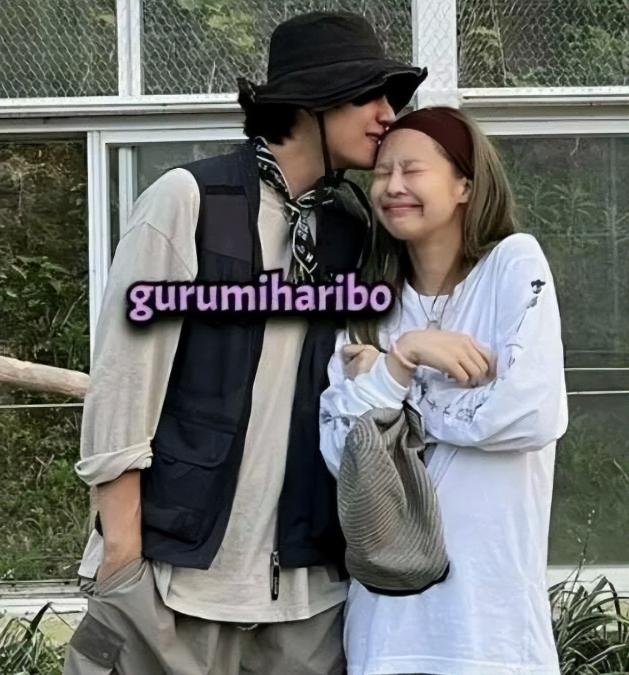 jennie巴黎街头牵手约会防弹少年团v 粉丝喊话:干脆公开认爱