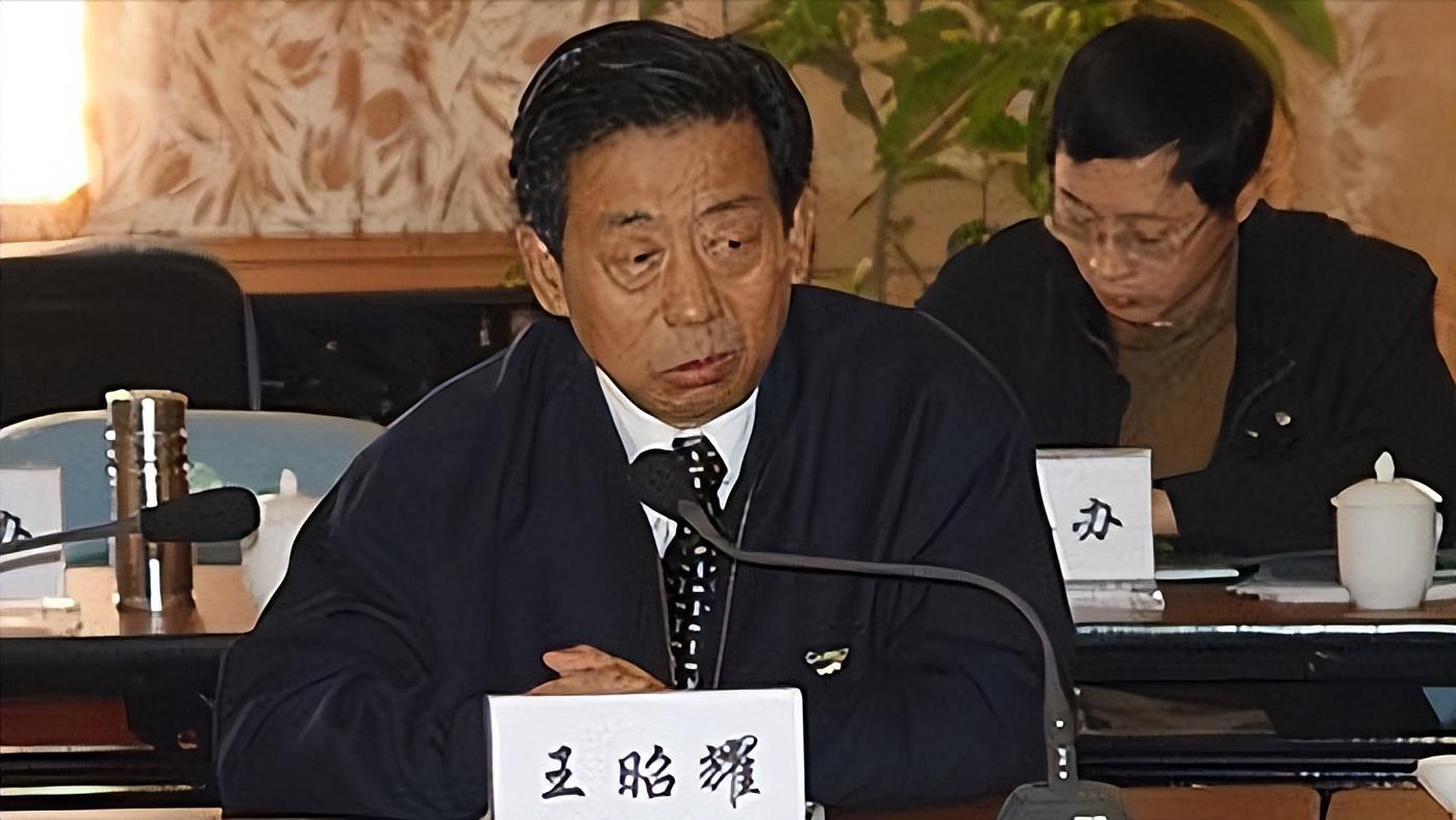 回顾好色贪官杨枫在职期间收受贿赂因情妇争风吃醋被拉下马