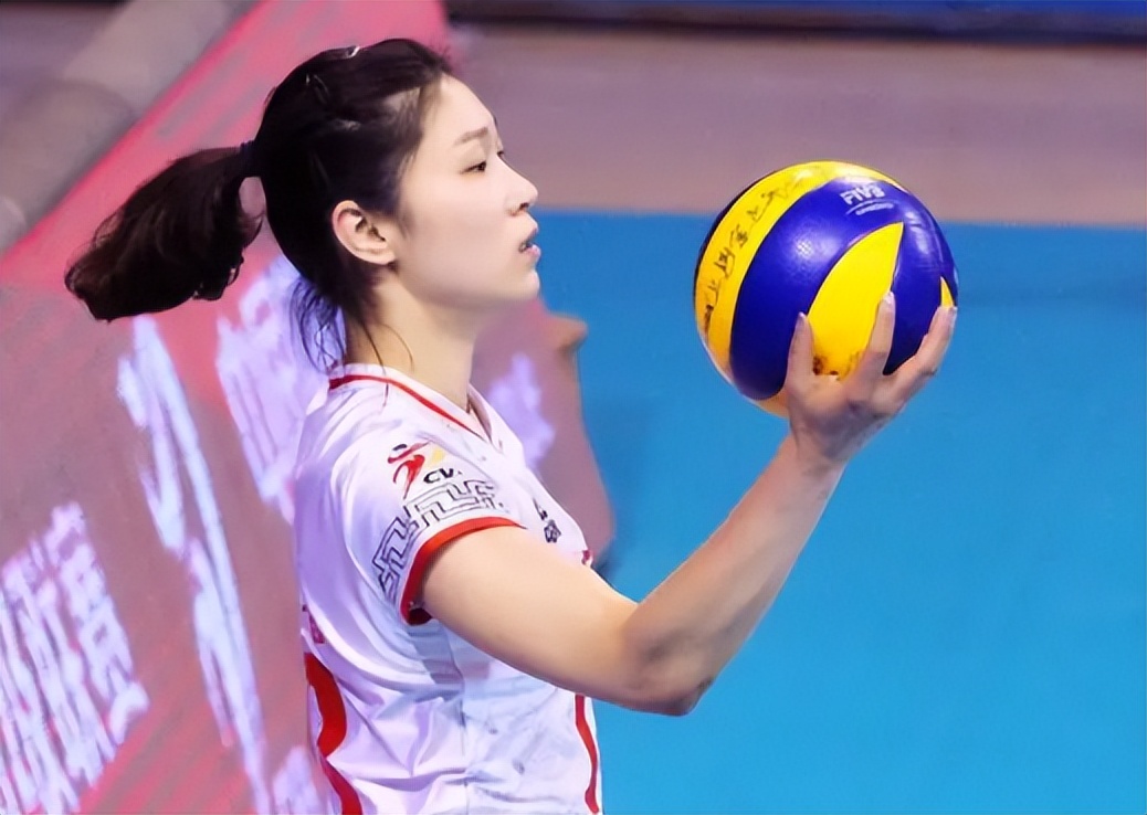 女排王梦洁如今变化好大!戴黑框眼镜气质优雅,想世联赛发起冲击