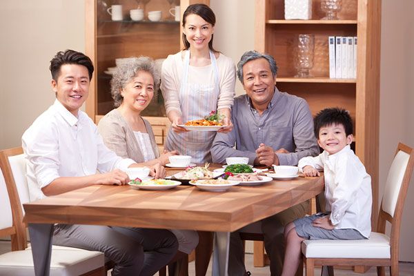 越来越多的年轻人,卖掉"婚房"和父母住一起,无非出自这些考虑
