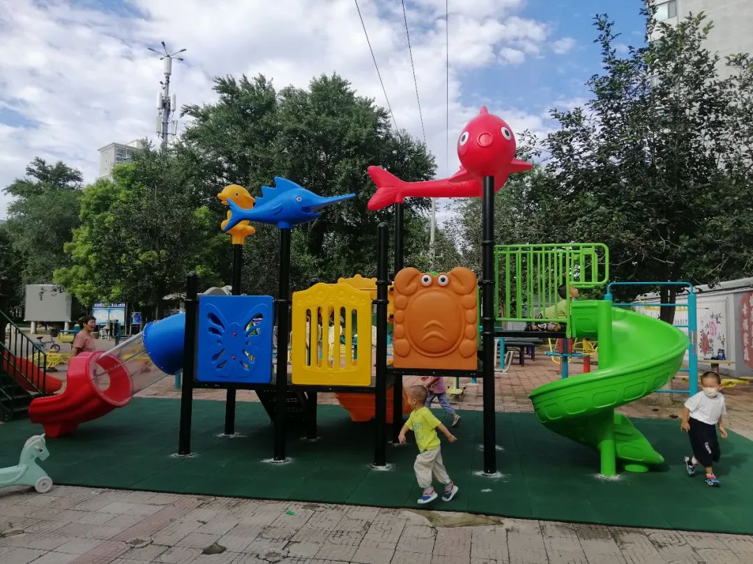 "发展的进程中,一些小区正慢慢"老去",成为了大家口中的"老旧社区"