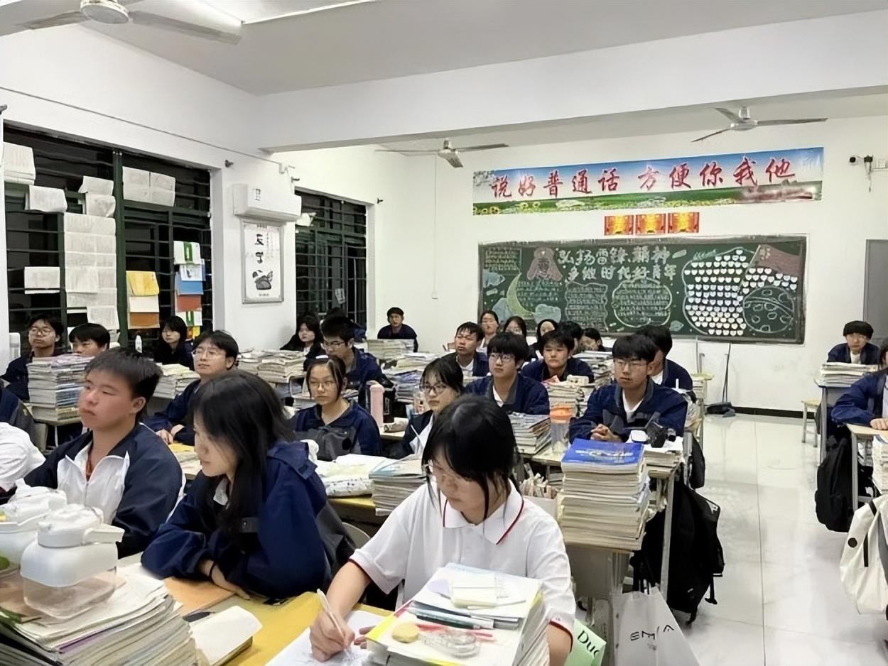 安庆市皖江高级中学开展全民国家安全教育日主题班会活动