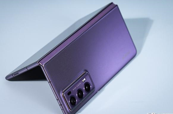 荣耀magic v2图赏:原来折叠屏手机也如此轻巧