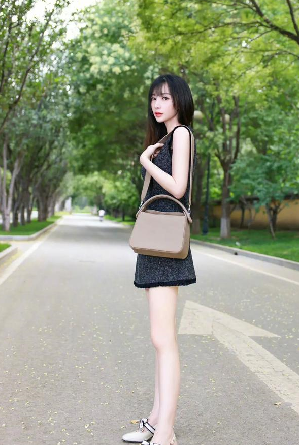 柳岩身材太有凹凸感,穿大露背礼服,秀出魔鬼曲线