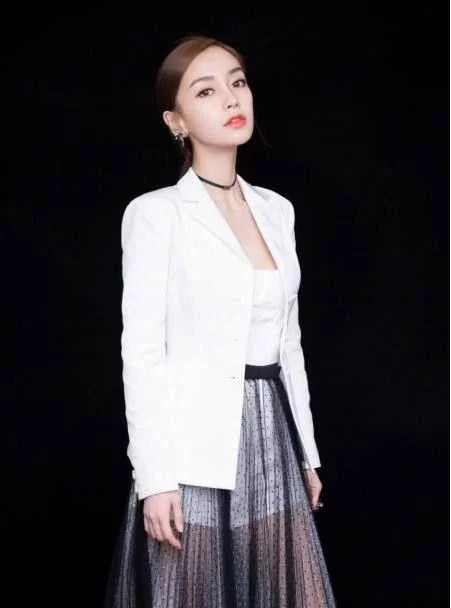 陈伟霆巴西籍女友遭曝光,被吐槽衣品不如angelababy