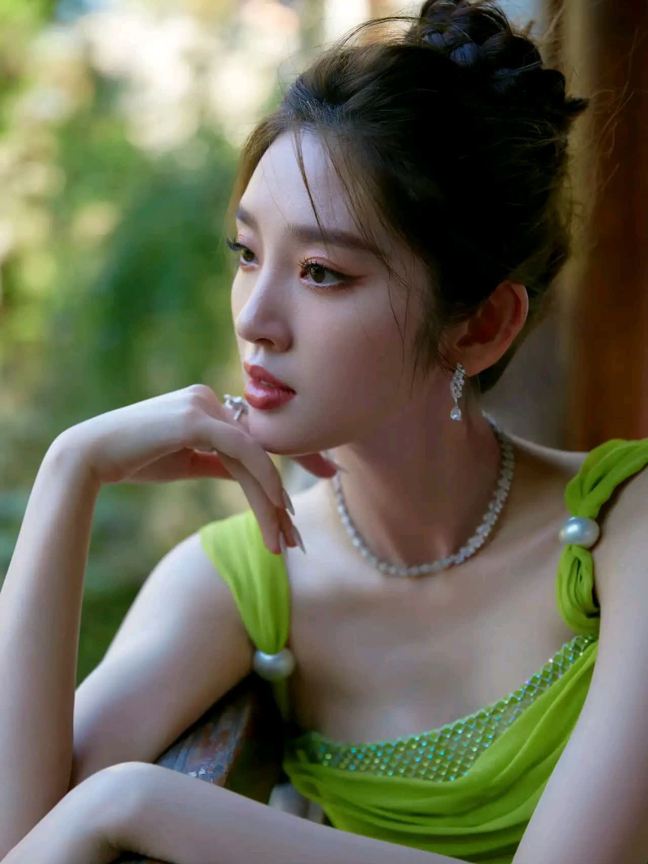 唐艺昕华丽珠宝配长裙,惊鸿一瞥美到惊艳