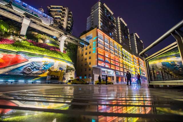 重庆市渝中区轨道交通李子坝站,美轮美奂的景光灯饰吸引不少游客