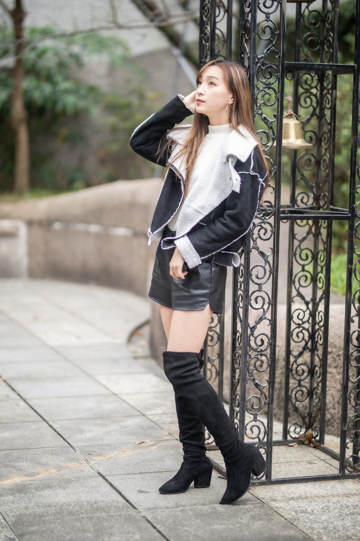 黑色皮短裤搭配高跟长靴完美收官,大长腿和苗条感觉都有了