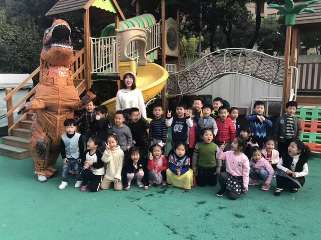 爸爸装"霸王龙"接女儿放学,幼稚园都沸腾了,谁说父爱一定无言