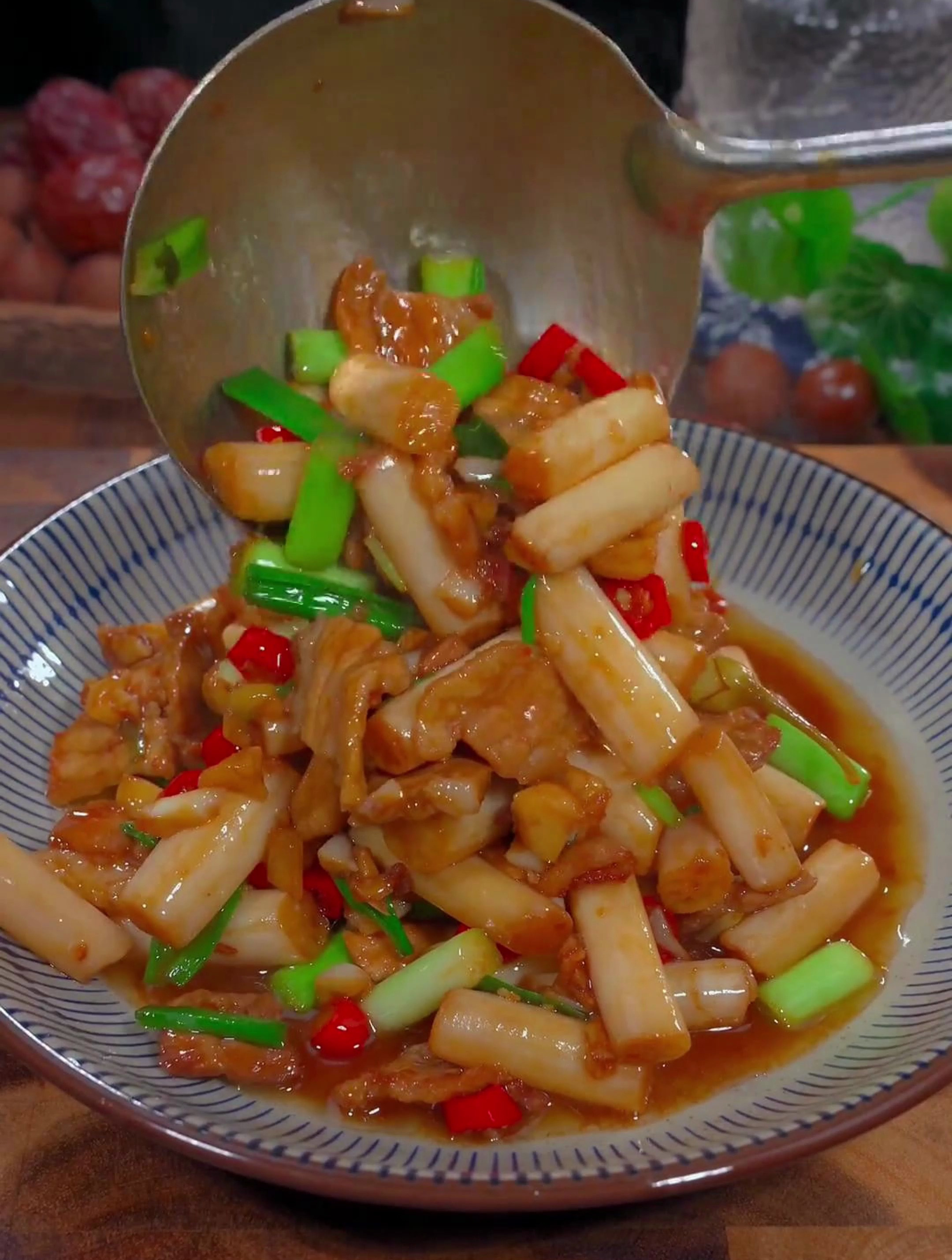 酸辣藕带炒肉是一道非常简单又好吃的家常菜,酸酸辣辣,特别下饭