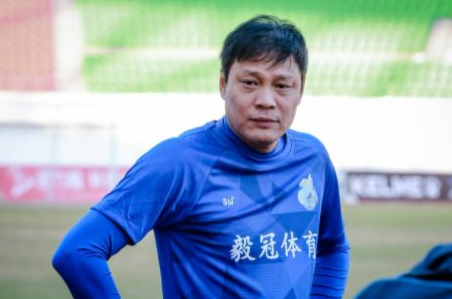 范志毅英国藉女儿秀身材!大冬天穿露背装,与土豪男友已见过家长