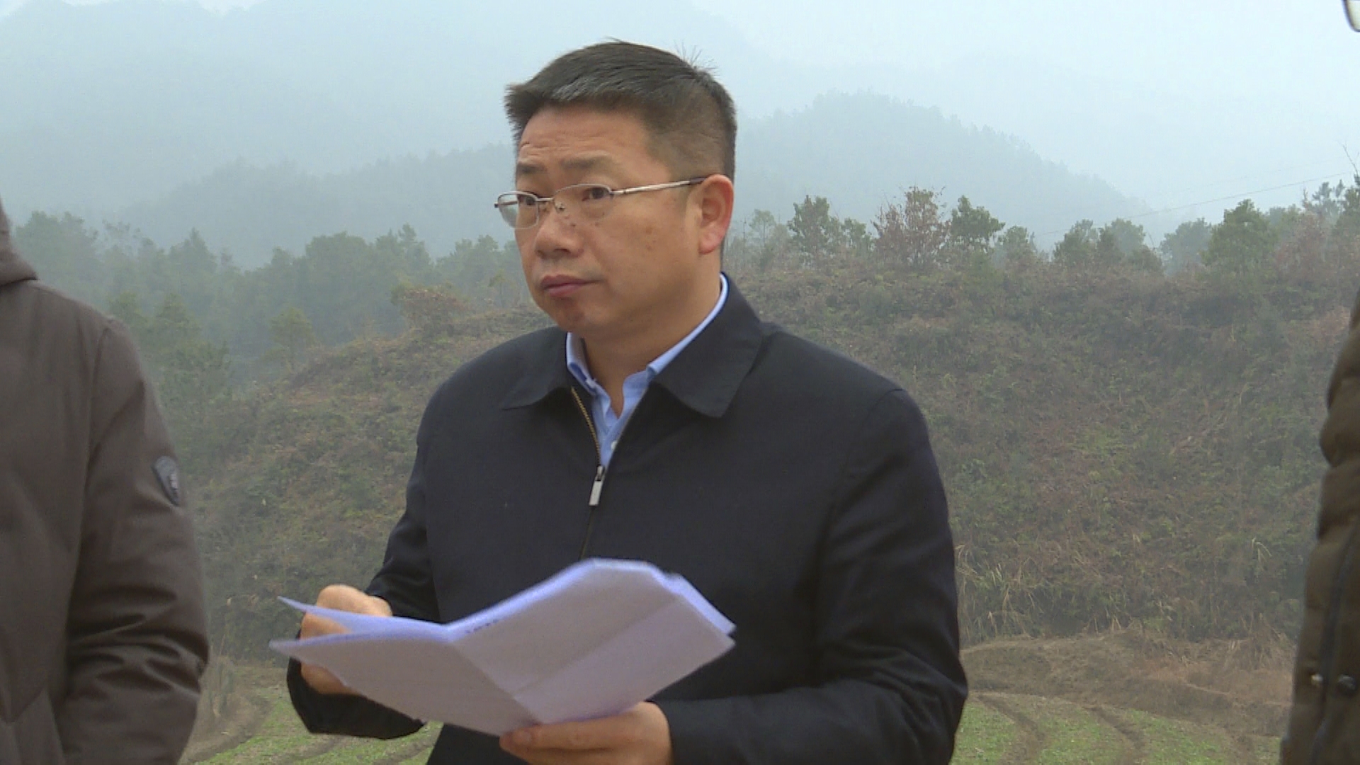 通城县长刘明灯调研象鼻咀至月田公路改扩建工程建设情况