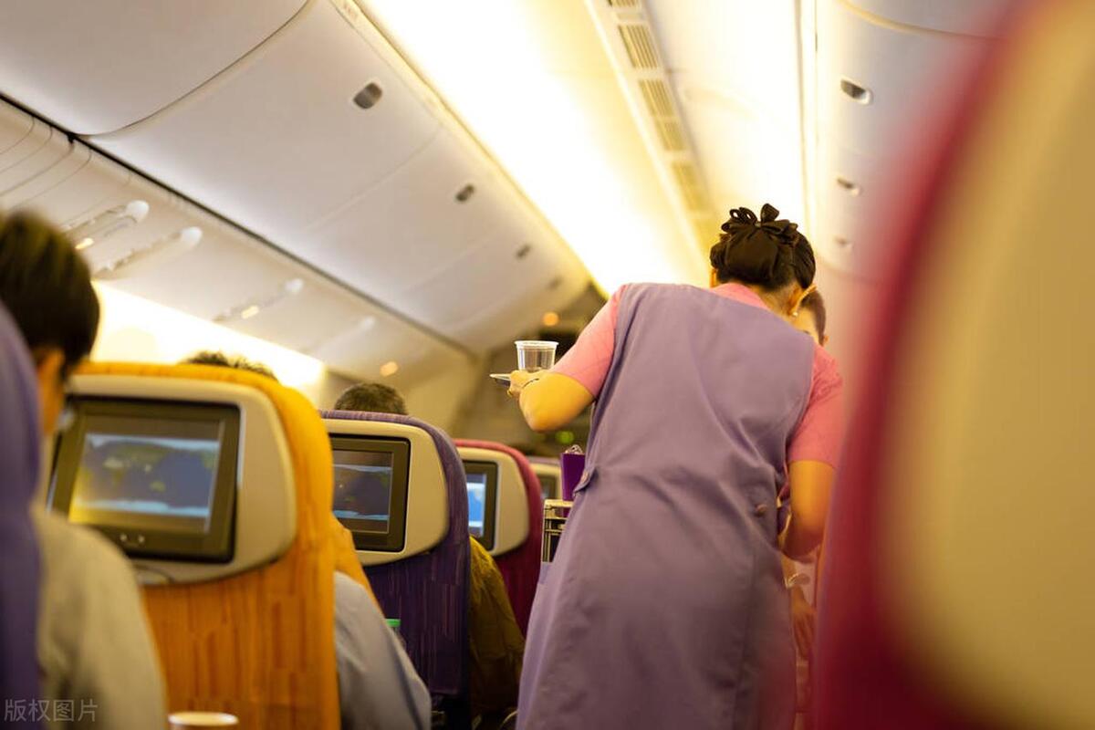 国企老总美女牵手门上热搜,海航央企又出雷人规定:空姐超重停飞