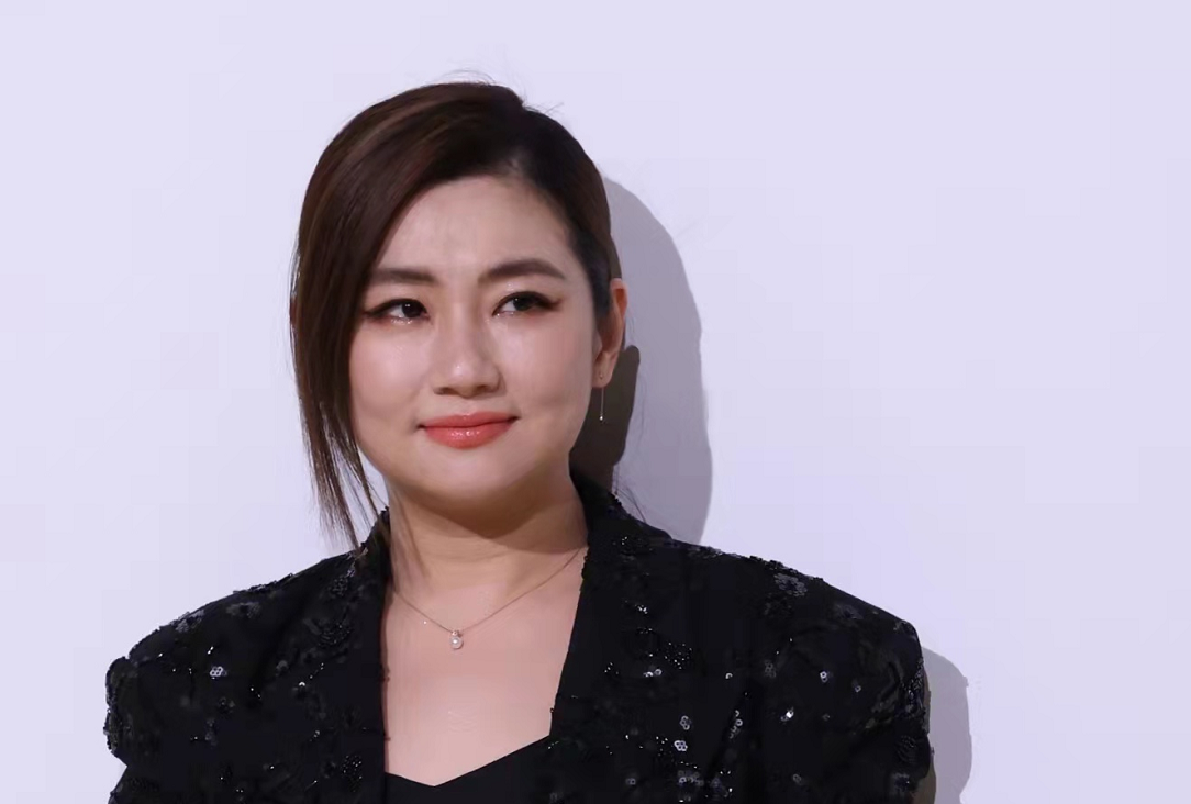 selina拿冰墩墩走红毯,穿西装藏不住大妈身材快胖成球,苍老好多