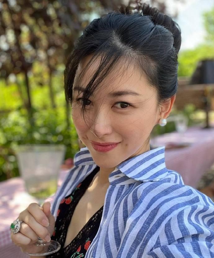 37岁的朱珠很有女人味,穿黑色碎花裙有"阔太"范,气质太好了