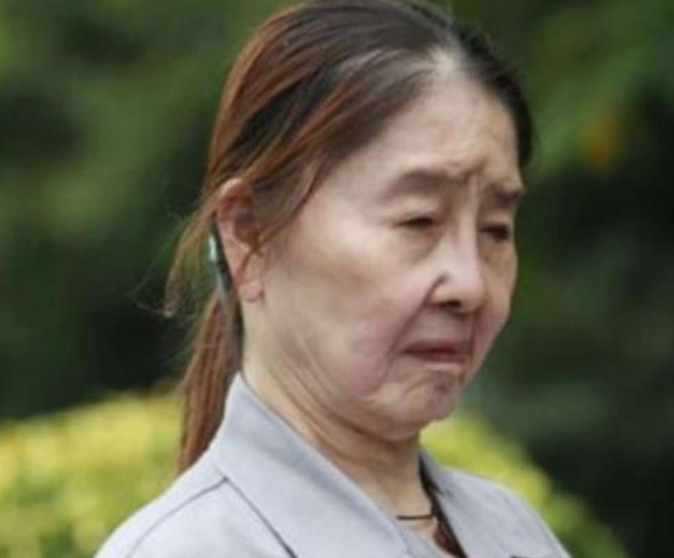 2004年,河南19岁女子生完孩子一夜变老,儿子:不要你这个丑八怪