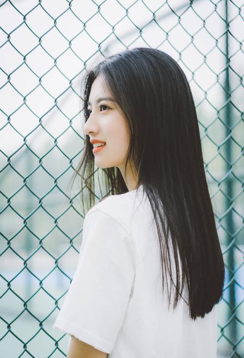 河南高校一女大学生火了,笑容清纯甜美动人,网友:我的初恋女神