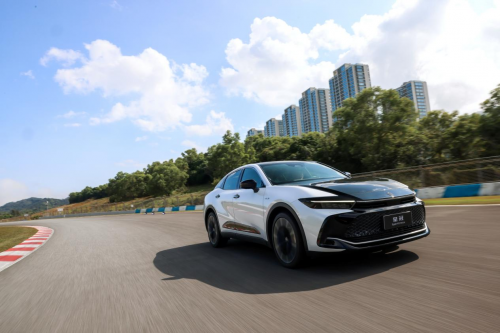 极速驶走,皇冠 sportcross奔驰赛道尽情驰骋