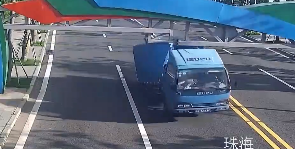 推荐货车冲撞限高架，车头像“乒乓球”一样原地起飞！网友评论亮了