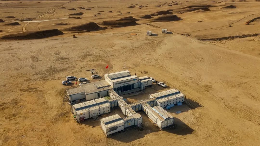 傍晚可以驻扎于戈壁深处的 火星营地,住进孩子们最喜欢的"太空舱"