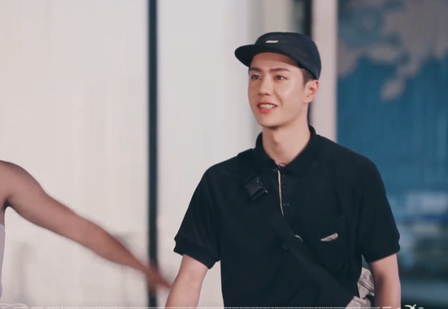 王一博来到冲浪店,乔欣开口的称呼引热议,网友:真有这么熟?