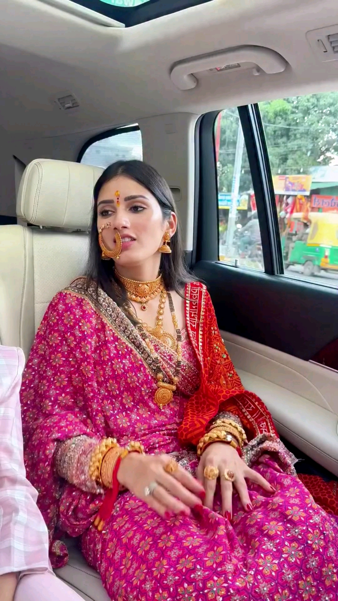 印度美女戴鼻环也是会很痛的!