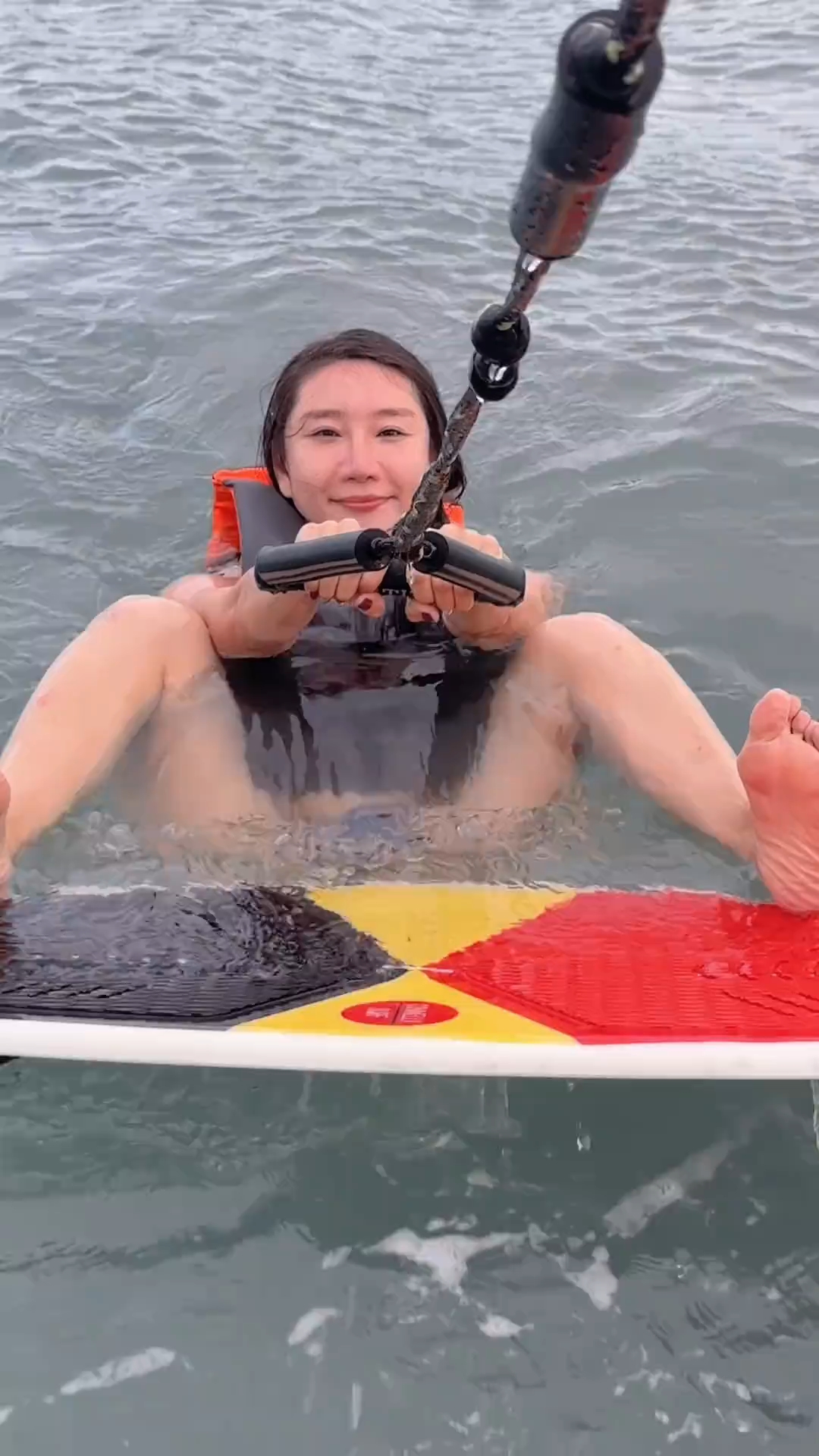 美女学冲浪,小姐姐来进阶尾波冲浪,太棒了