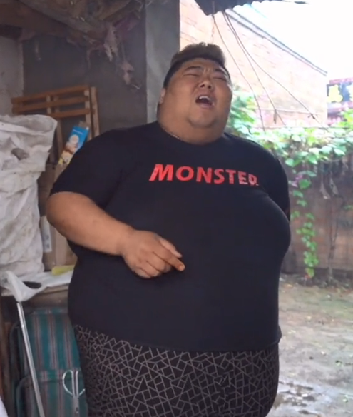 一顿一头羊,600斤胖猴仔脸现"黑斑",网友调侃看一集少一集