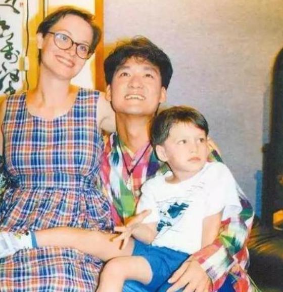 周华健妻子近照曝光,同龄妻子像80岁老奶奶,依旧被宠成小公主