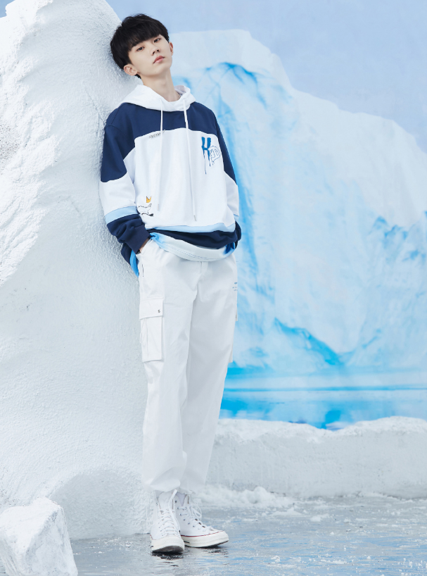 马嘉祺高考失利,现穿简约便服现身tnt团综,依旧是干净少年