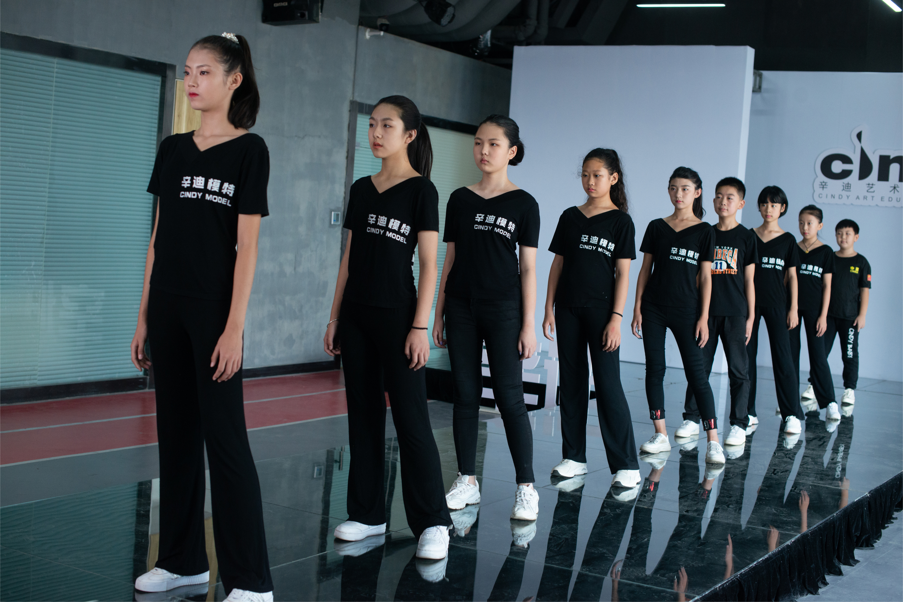 19年,山东女网红花50万去泰国试管,生下混血三胞胎:不需要男人