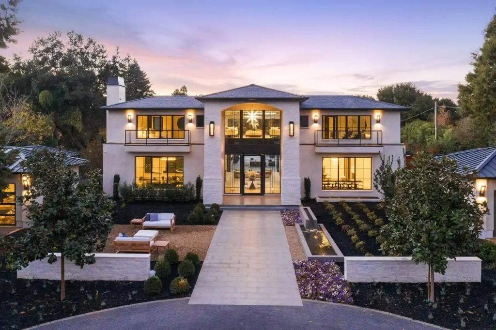 库里以3000万美元升级庄园别墅,空间面积更大,内室更是富丽堂皇