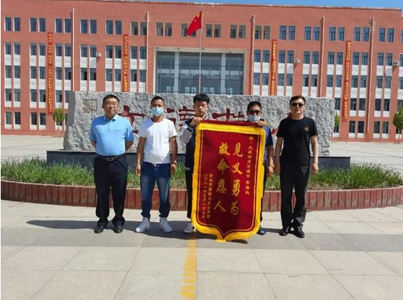 被救孩子父亲来大庆育才中学送锦旗.图片由学校提供