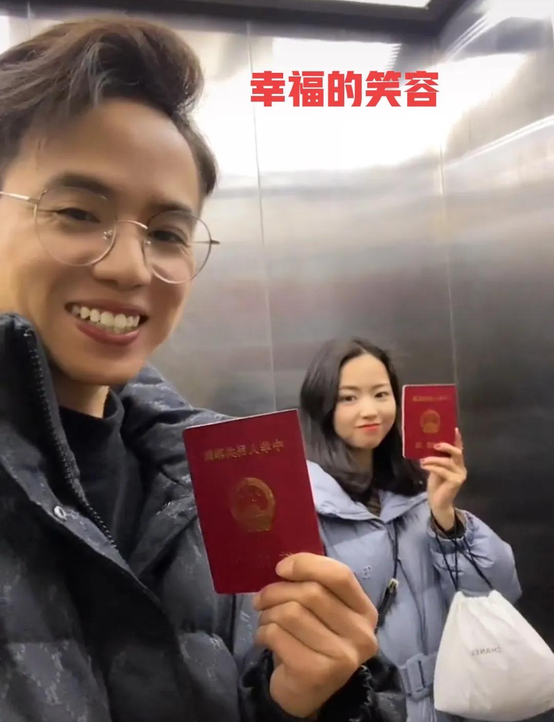 离婚一年后再度复婚,大方晒出结婚证,网友的评论确实是扎心