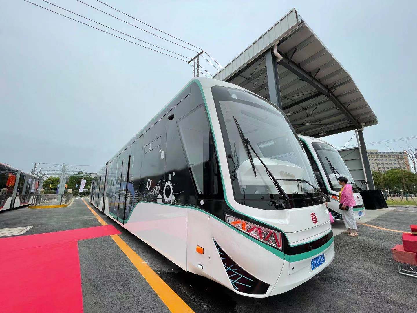 临港中运量1号线今天首发运营