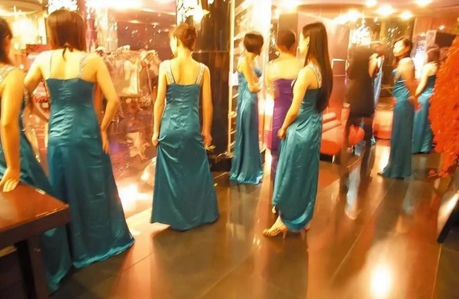 2013年皇家一号覆灭年盈利2亿一夜坍塌女公关装满15辆大巴