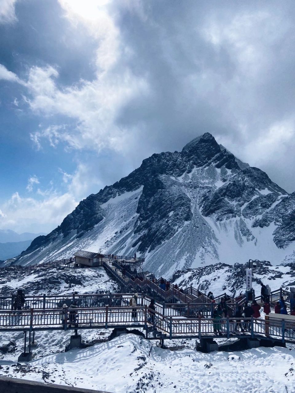 前往玉龙雪山需要购买门票,票价为230元/人,不含索道和缆车票.