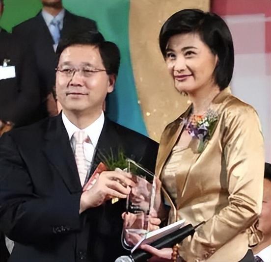 凤凰卫视吴小莉:学霸出身,嫁大自己25岁的老公,求婚三次才同意