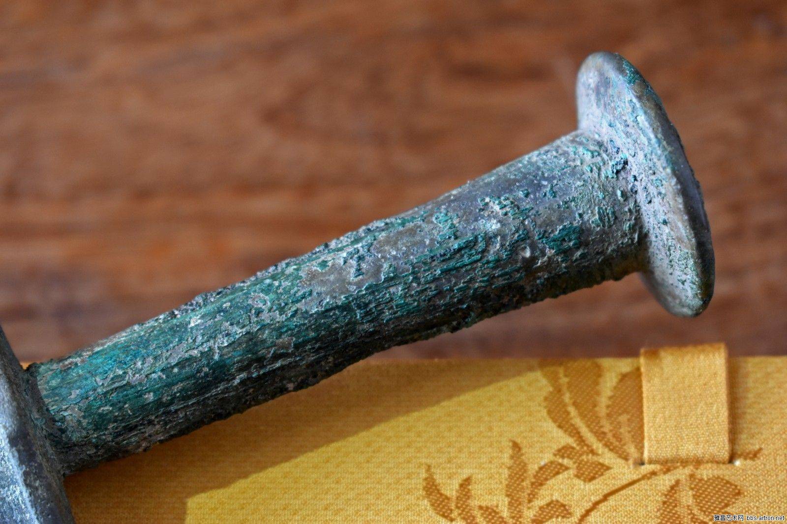 农民工挖出巨型"古剑",剑柄铭文藏玄机,尘封历史或被揭晓