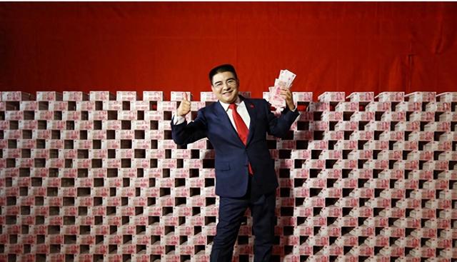 他把现金堆成山,高调捐款20亿后"消失",再出现竟是在家种地?