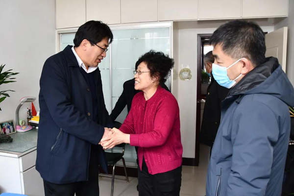 崔树江节前慰问道德模范陈秋花