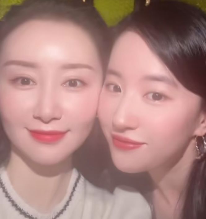 34岁女星刘亦菲与舒畅再聚,贴脸合照,十八年闺蜜情不变