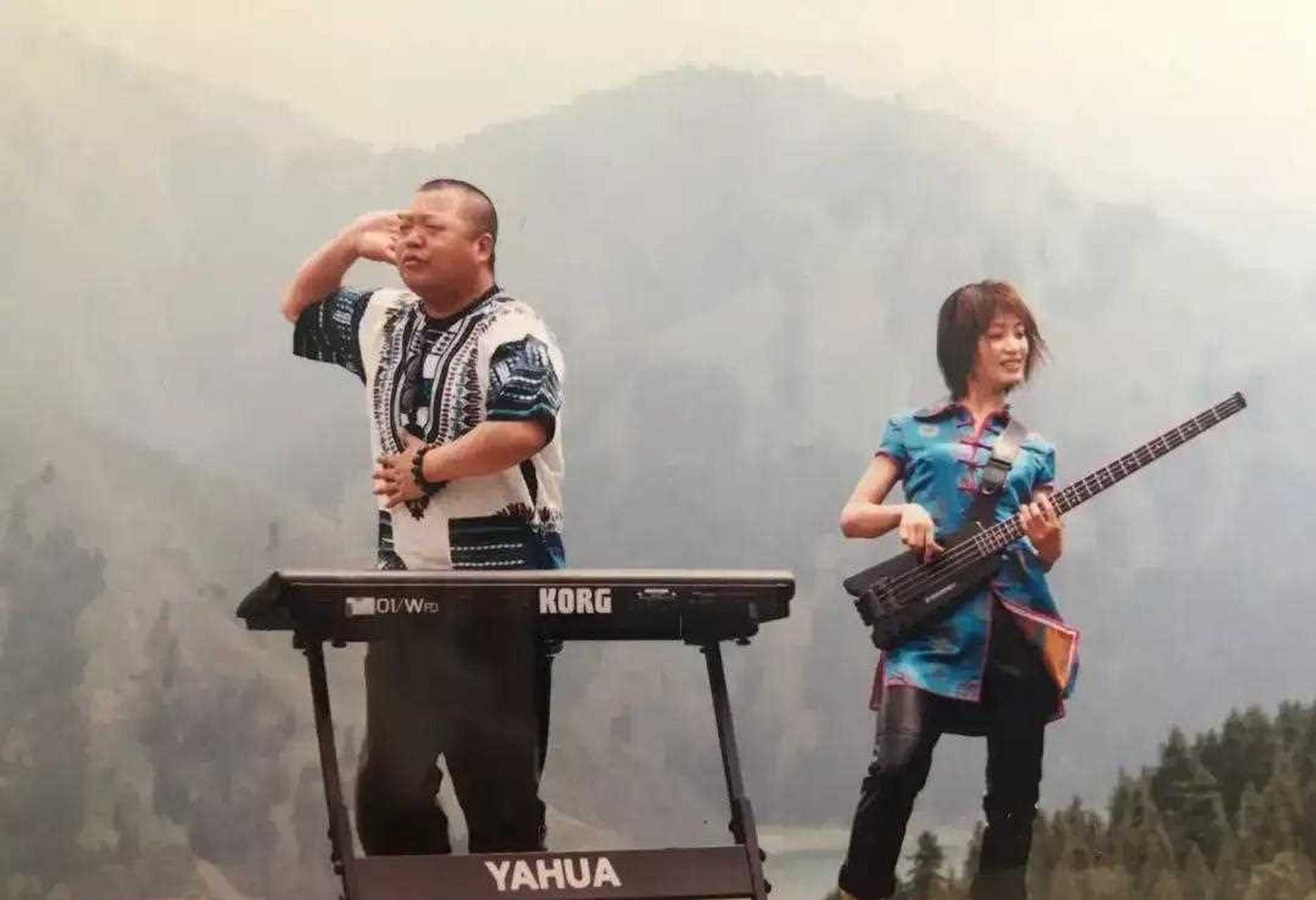 斯琴格日乐从出道以来,并没有其他绯闻,倒是和老师臧天朔十分亲密