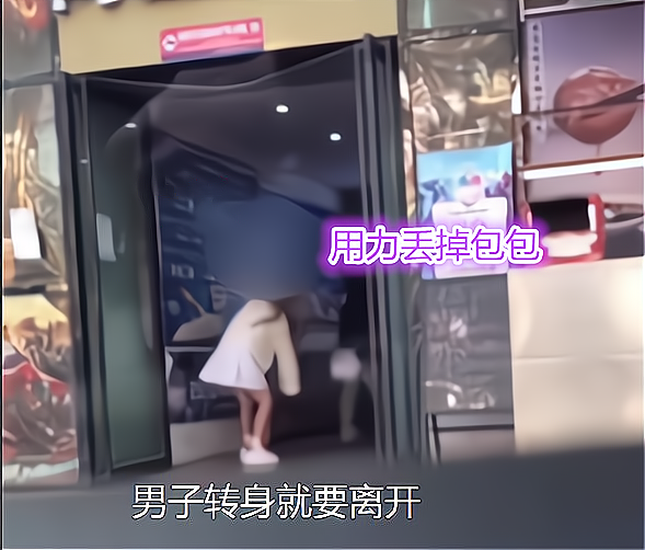 广州网吧门口女子准备脱裙子男友赶忙阻止是去上网还是和我走