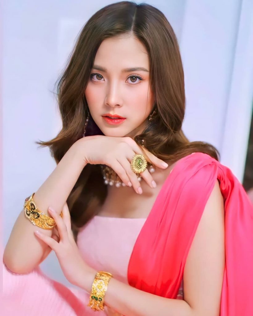 baifern pimchanok穿着纱丽连衣裙的样子如此美丽