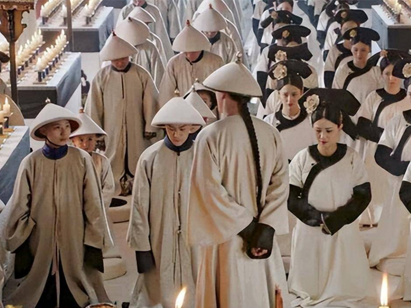 古代皇帝用活人殉葬的做法,现在看来是一种残忍而不人道的行为,但是在